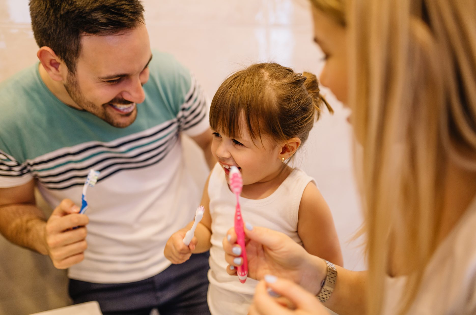 Семья чистит зубы. Семья чистит зубы фото. Стоматология картинки зубов. Мама помогла ртом
